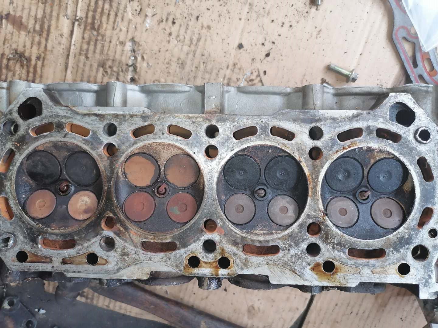 凸轮轴瓦盖不上油,凸轮轴瓦盖上紧转不动