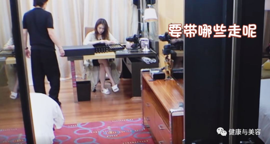 戚薇拍头发消面部水肿,戚薇刮痧的视频