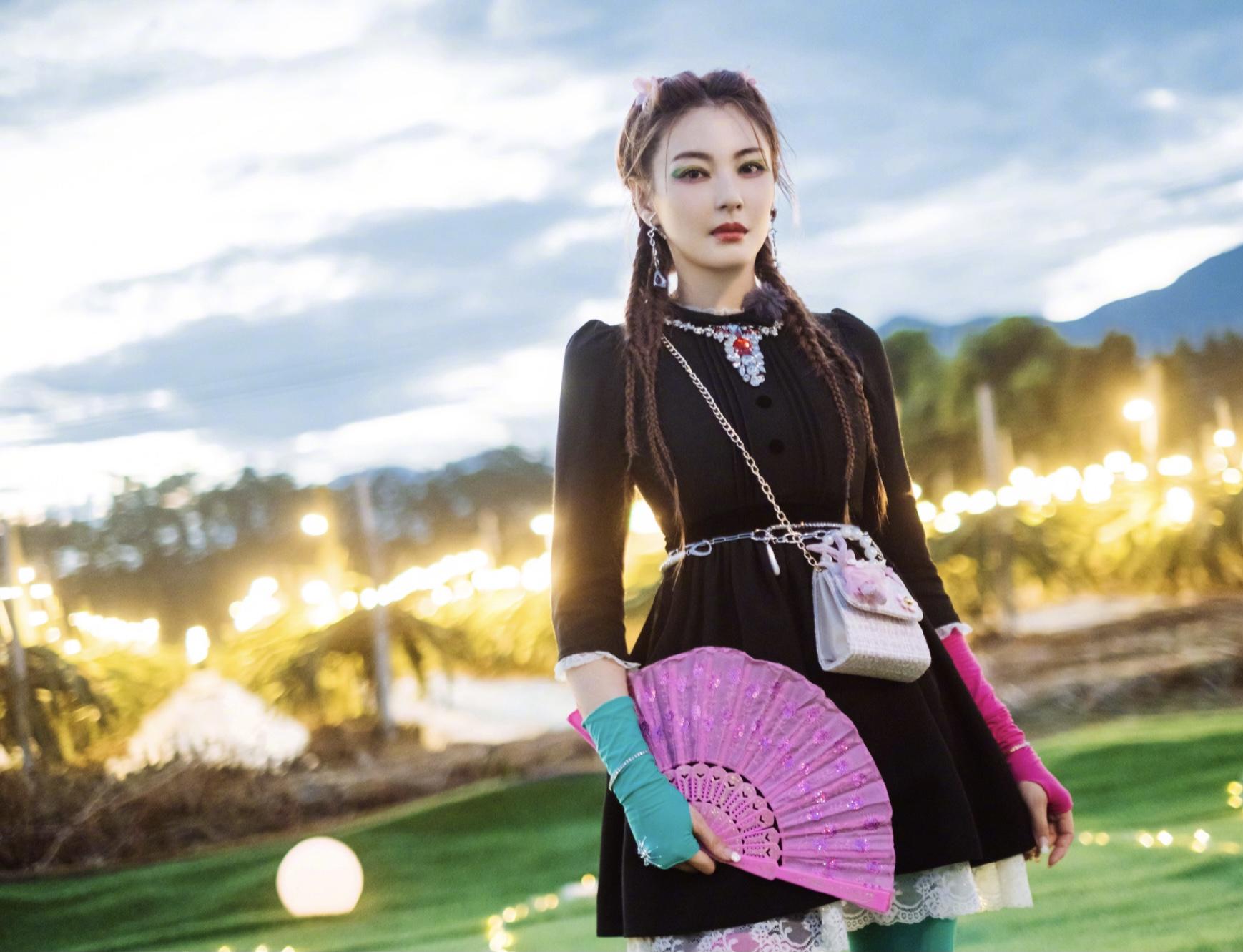 张雨绮走红毯绿色深v抹胸礼服,张雨绮穿玫红色大v礼服走红毯