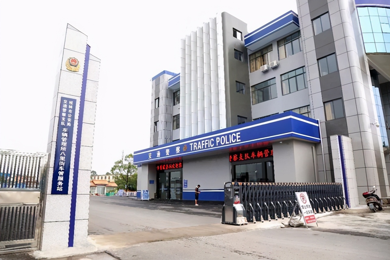 上牌费用一般是多少钱4s,上牌自己去还是4s店贵