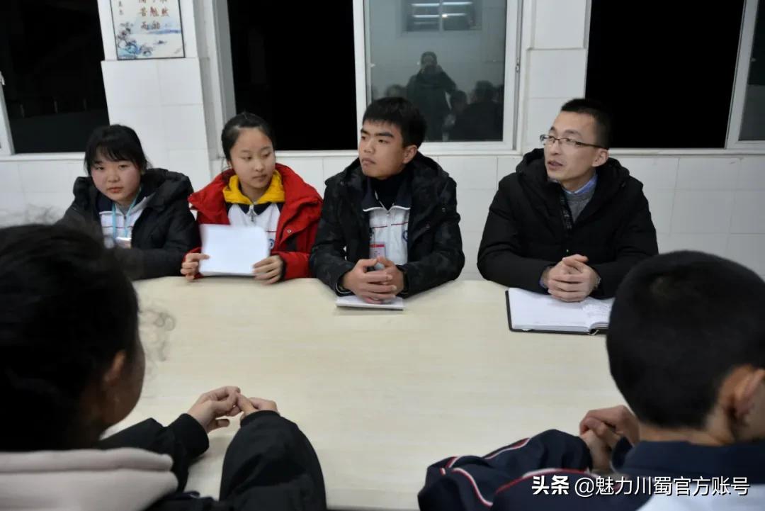 结伴而行共同成就：江油中学与彰明中学开展教育共同体活动