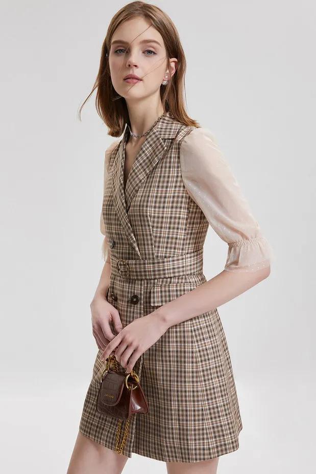 不挑肤色又显白的连衣裙,修身连衣裙怎么穿气质又显瘦