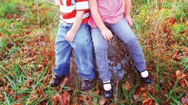 小孩昨天右脚痛今天说左脚痛,孩子昨晚起来左腿膝盖疼