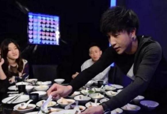 又叒翻车！就这情商难怪只能退出娱乐圈卖假恰烂钱...