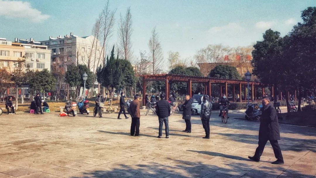 疫情下的县城夜晚照片真实,疫情时期农村的真实生活