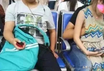 父亲当众舌吻18岁女儿,宣称:“女儿的身体就是我的身体”