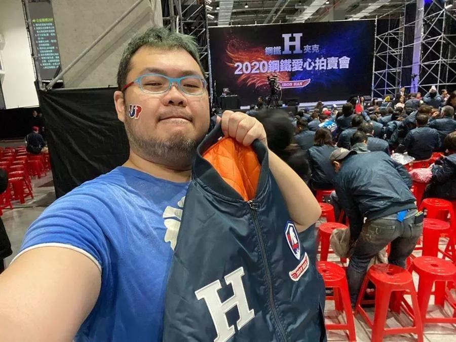 民心就在这里！高雄奶奶一掷百万抢到韩国瑜“原味”夹克