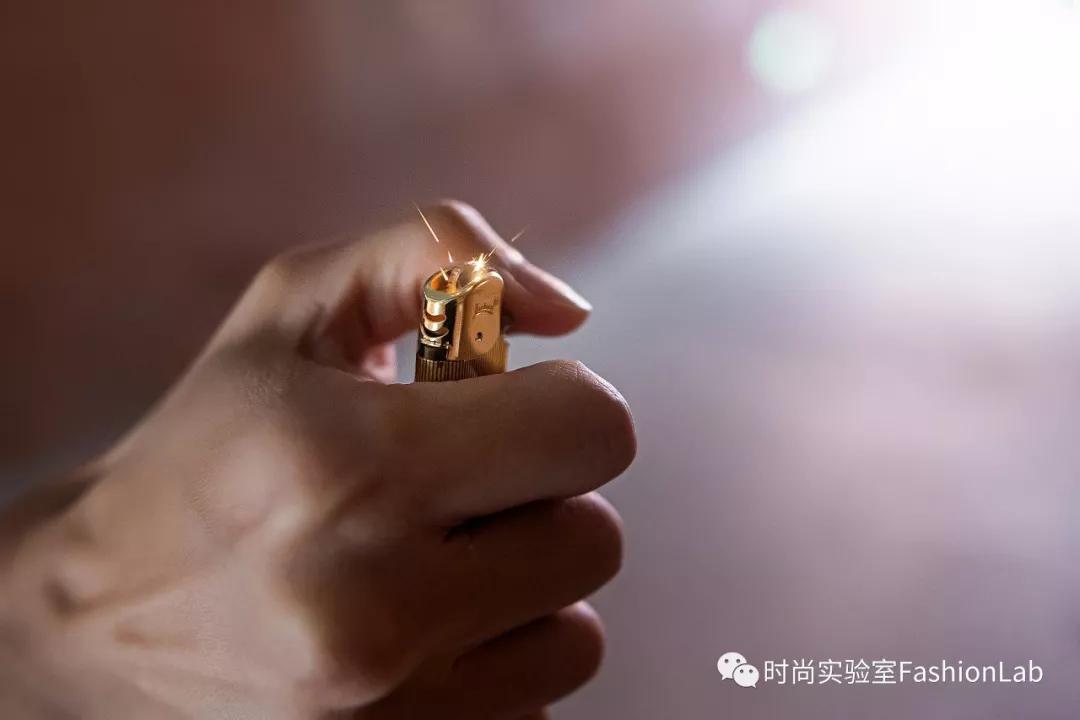 无论他多有钱都会拿走你的打火机,不管你的朋友多有钱都会拿打火机