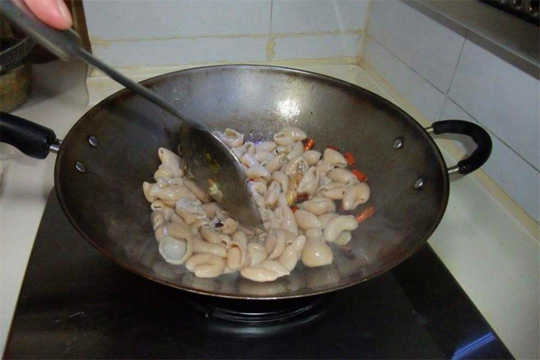猪大肠炒出来怎么是苦的,猪大肠炒起来硬