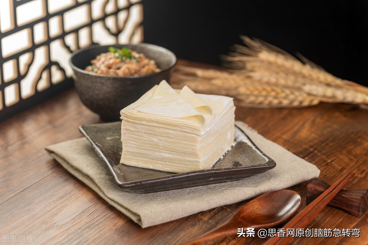 白色包皮方又小,包的翡翠和玛瑙,游到汉口不见了(打一食物)