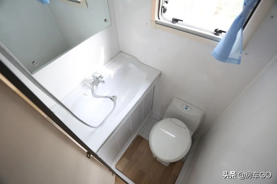 2.0t自动挡四驱越野房车13万左右,2.0t发动机8at轻卡房车