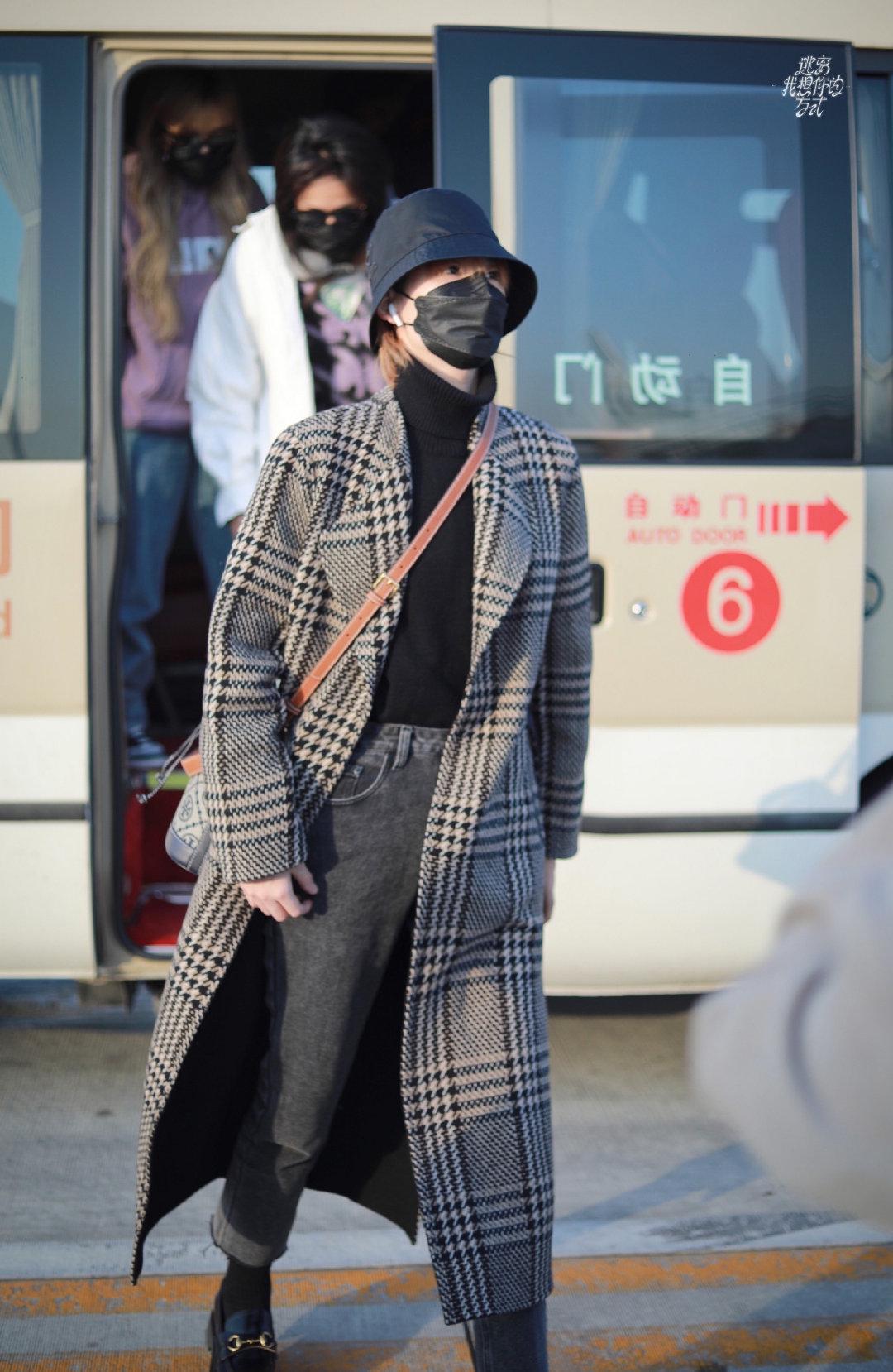 陆柯燃机场西装,陆柯燃机场蓝衣服