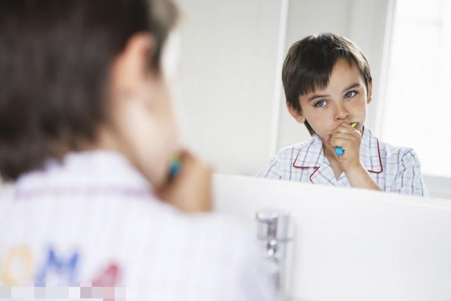 三岁孩子小黑牙父母无知惹的祸,小男孩满口黑牙