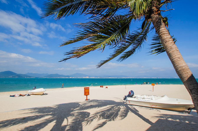 一群年轻人到三亚，摆pose，拍照