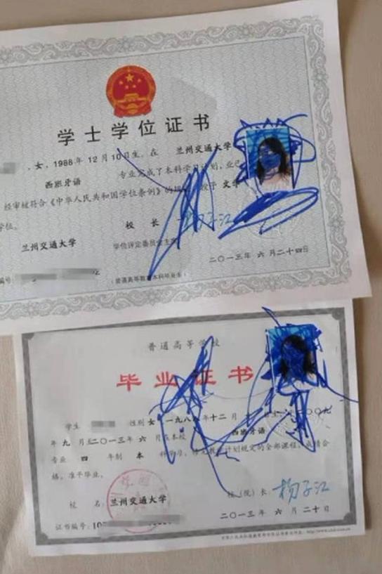 儿子“涂鸦”毁了宝妈的毕业证，宝爸慌张告状，网友：请混合双打