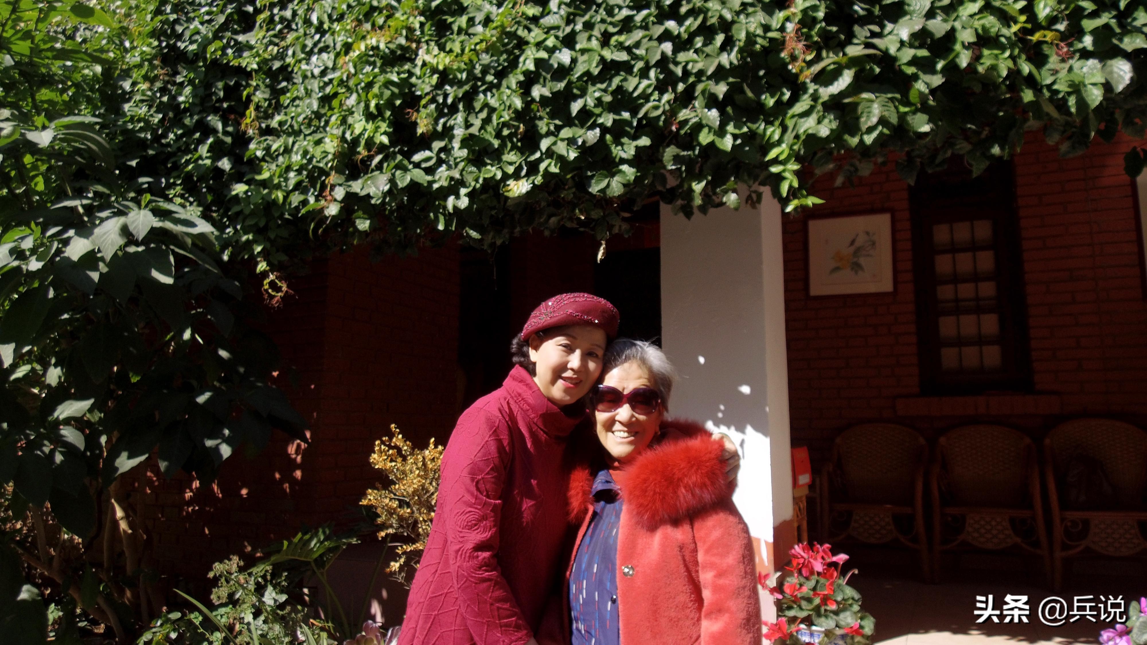 向对越作战壮烈牺牲的战友致敬,对越自卫反击战烈士陵园老母亲