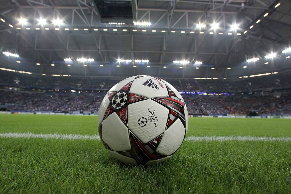 足球运动员运动饮料,为什么足球运动员饮料瓶要喷一下