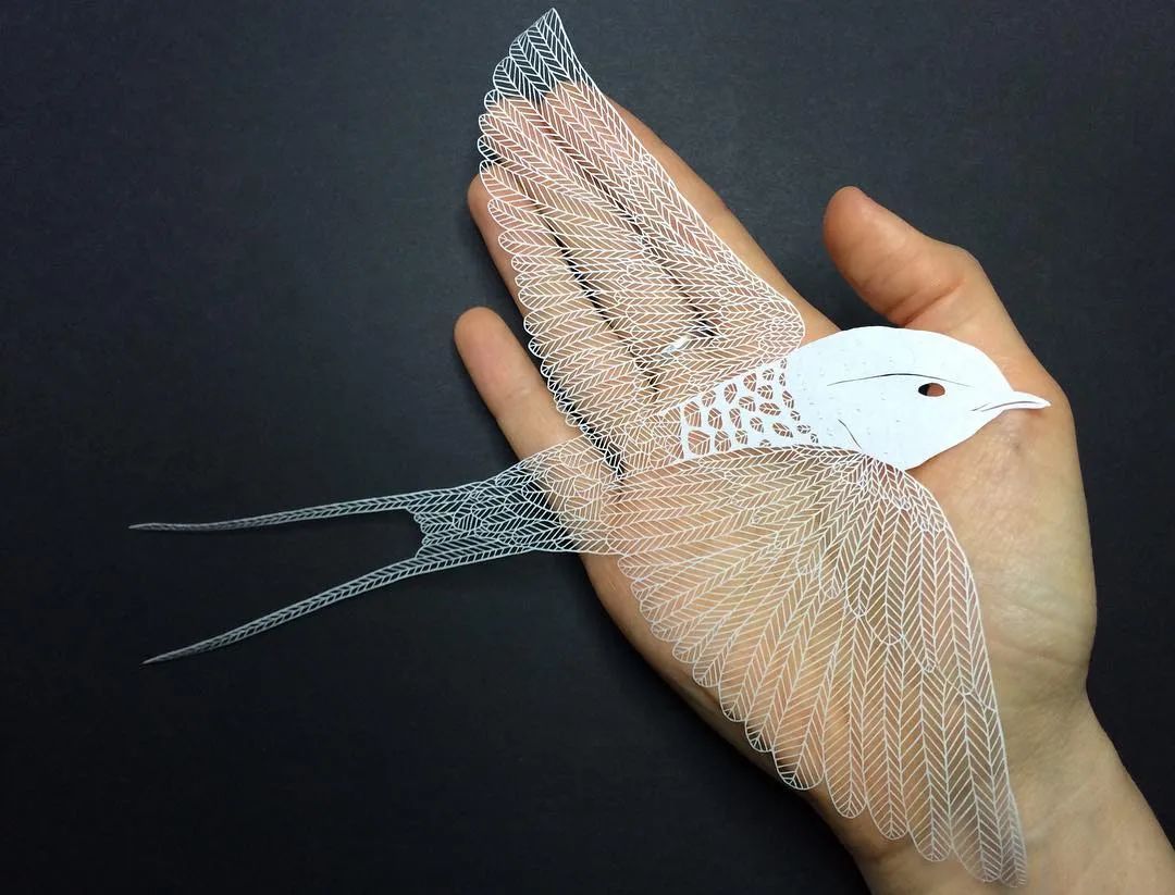 她用一把手术刀在2毛钱废报纸上雕出精美图腾,一幅卖60万