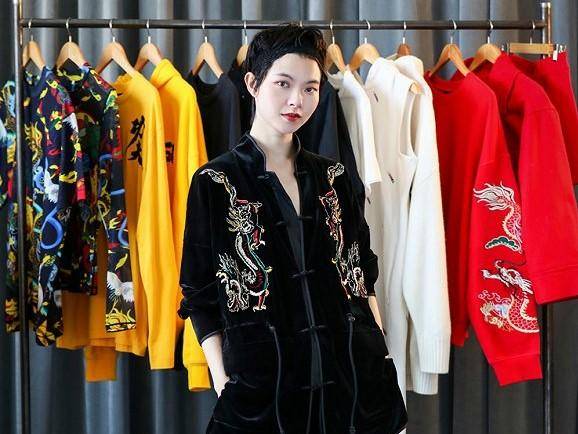 揭秘李宇春千玺舒淇都钟爱的衣服，为了推广中国风她吃尽苦头