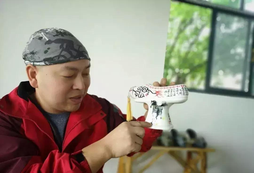 走遍中国的“寻鞋哥”来了!这回居然换上“军乐造”