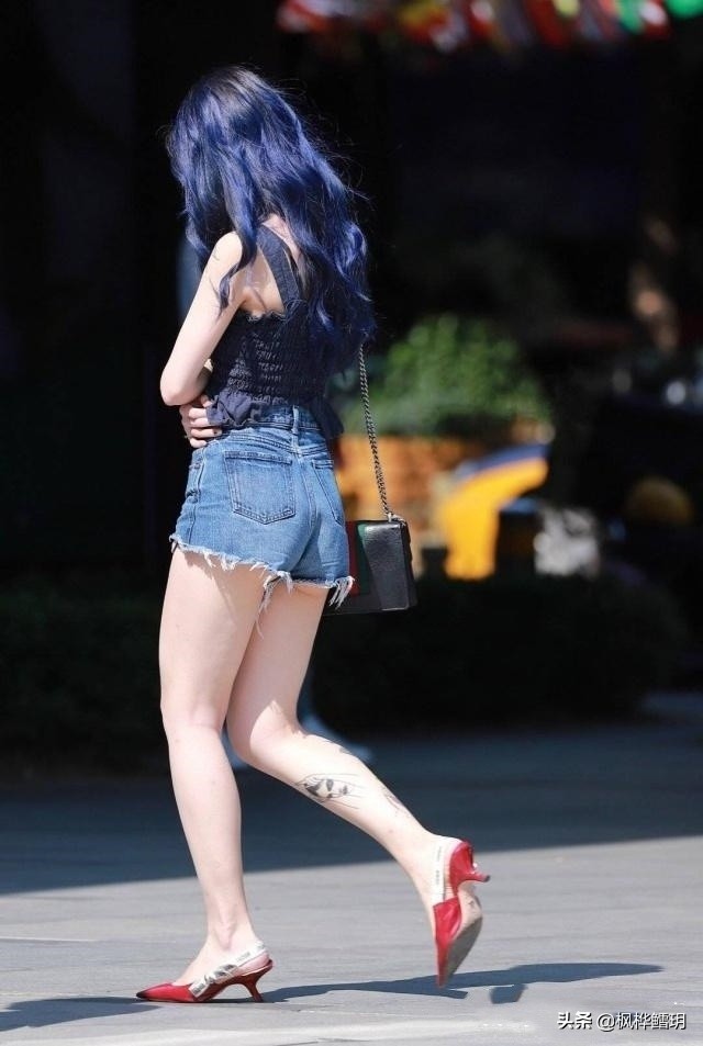 宽松超大黑色西装街拍,黑色西装街拍女