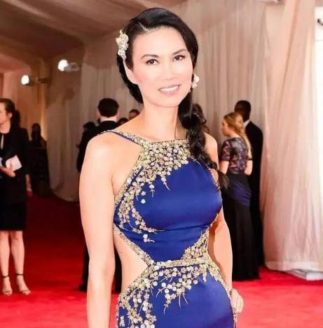 从“父女恋”到“母子恋”，这个52岁女人把自己活成了美国萧亚轩