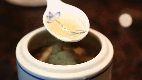 女子把果汁倒进输液瓶,水果榨汁注射静脉