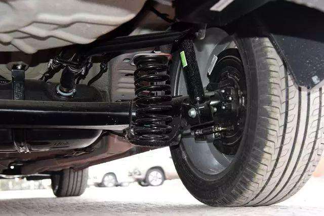 过颠簸路段前避震器异响更换什么,新车减震异响能免费维修吗