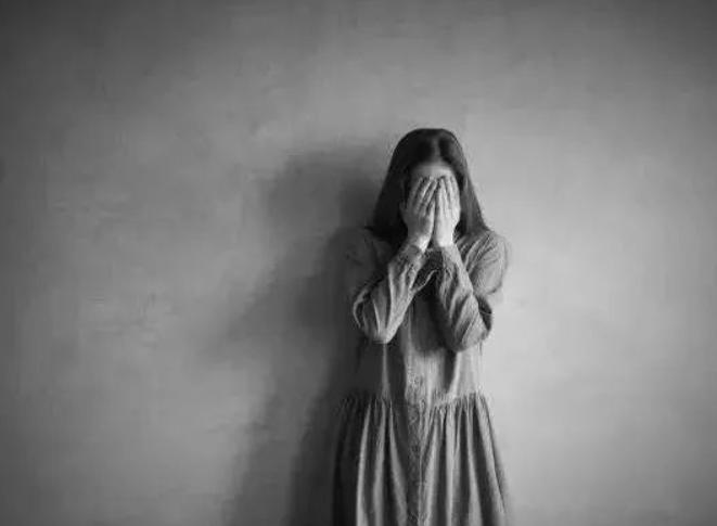 妈,同桌老是摸我,妈妈教科书式回答,让女儿远离恶爪