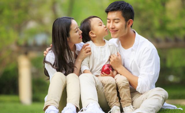 网瘾老年沉迷手机背后问题需正视,网瘾老人需要子女更多的关爱