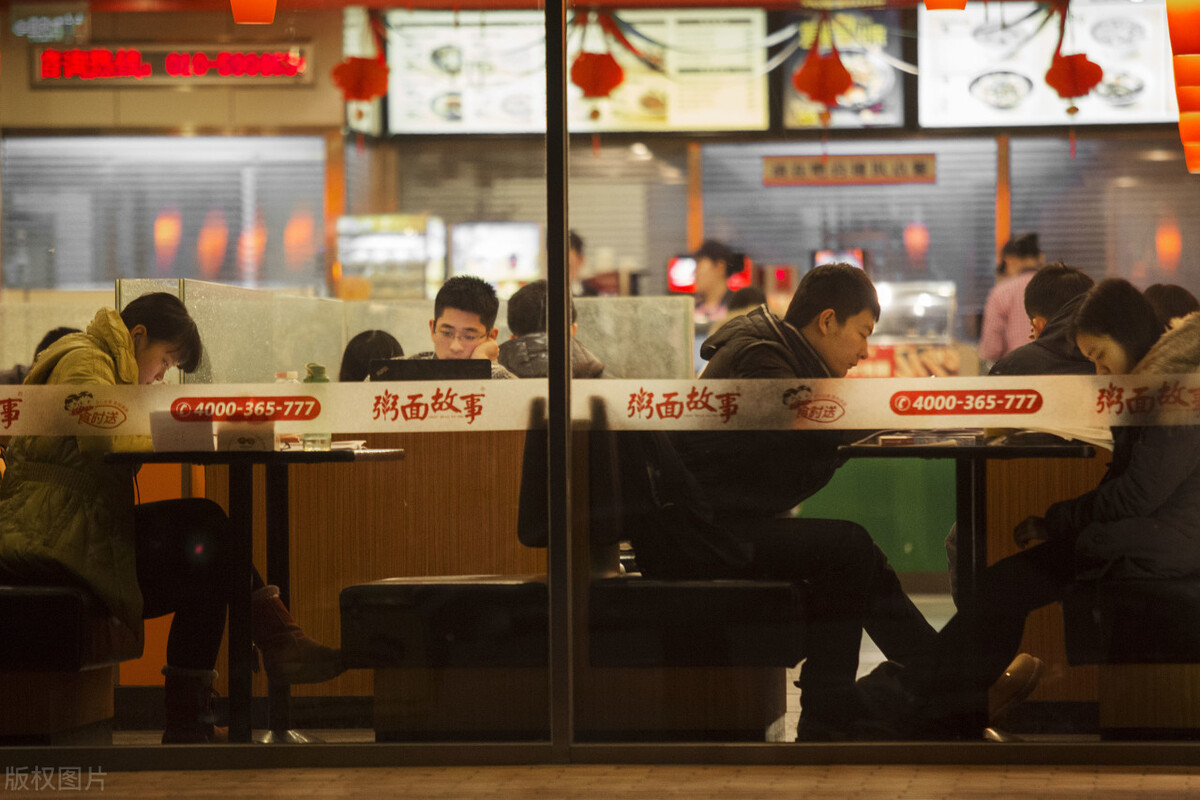 小伙开餐饮店3个月收回300百万,男子加盟餐饮店一个月亏损14万
