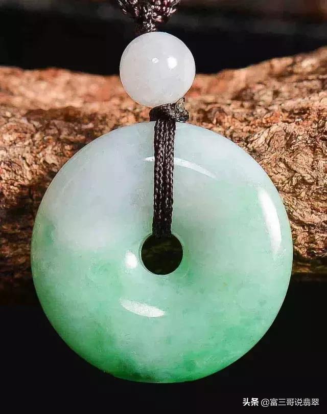 翡翠行家看货手法,翡翠行家是如何评估翡翠的价值