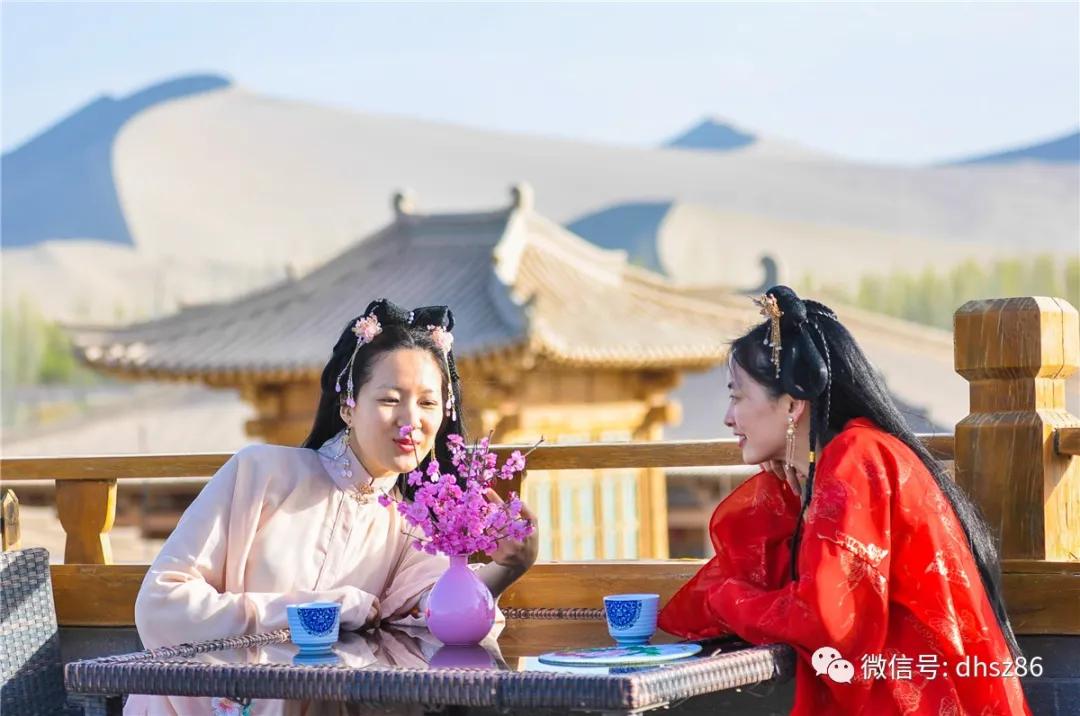 敦煌鸣沙山下百花争艳,甘肃敦煌鸣沙山下杏花枝头春意闹