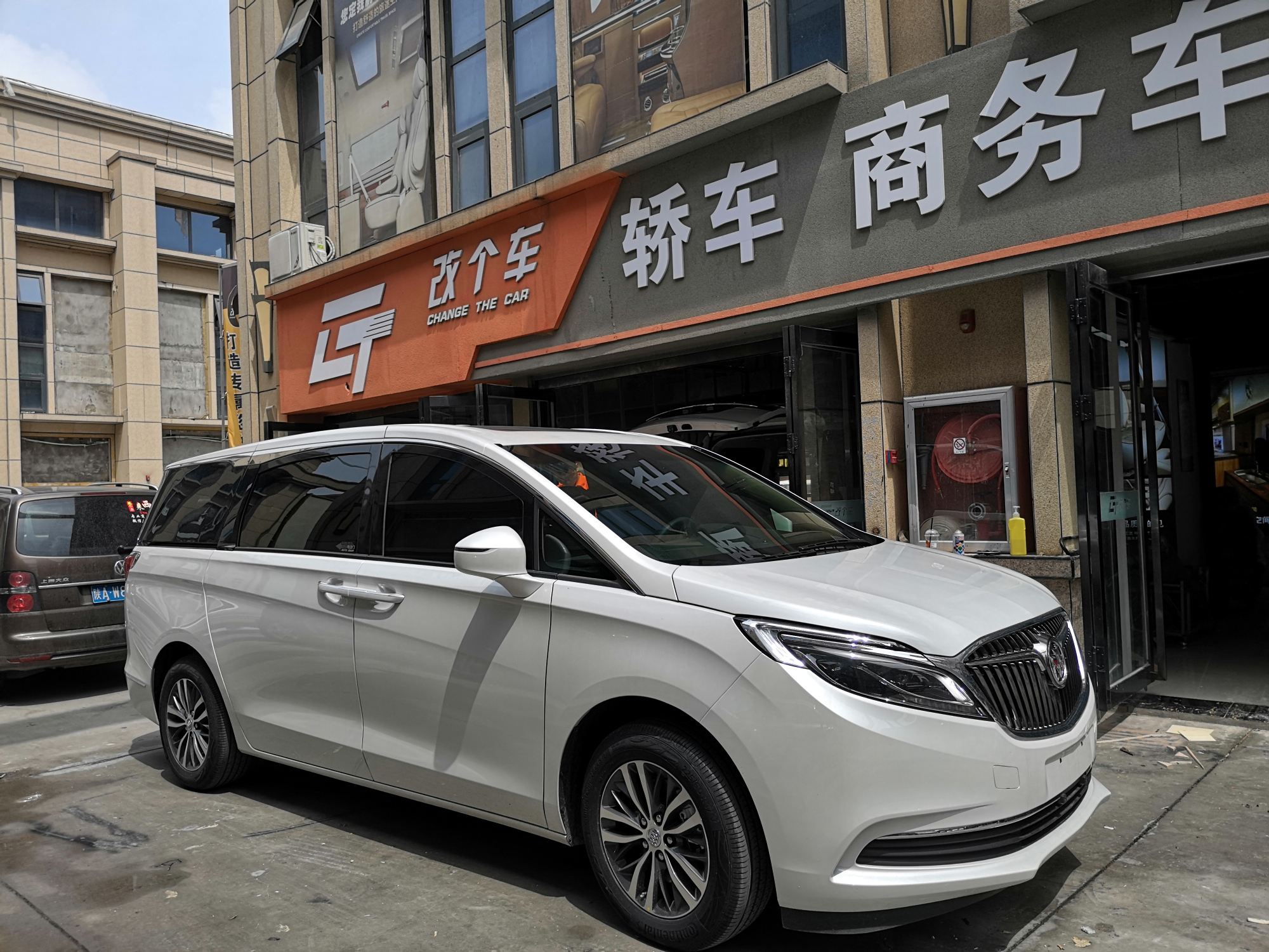 别克gl8改装谁改的最好,别克gl8商务车扶手箱改装效果