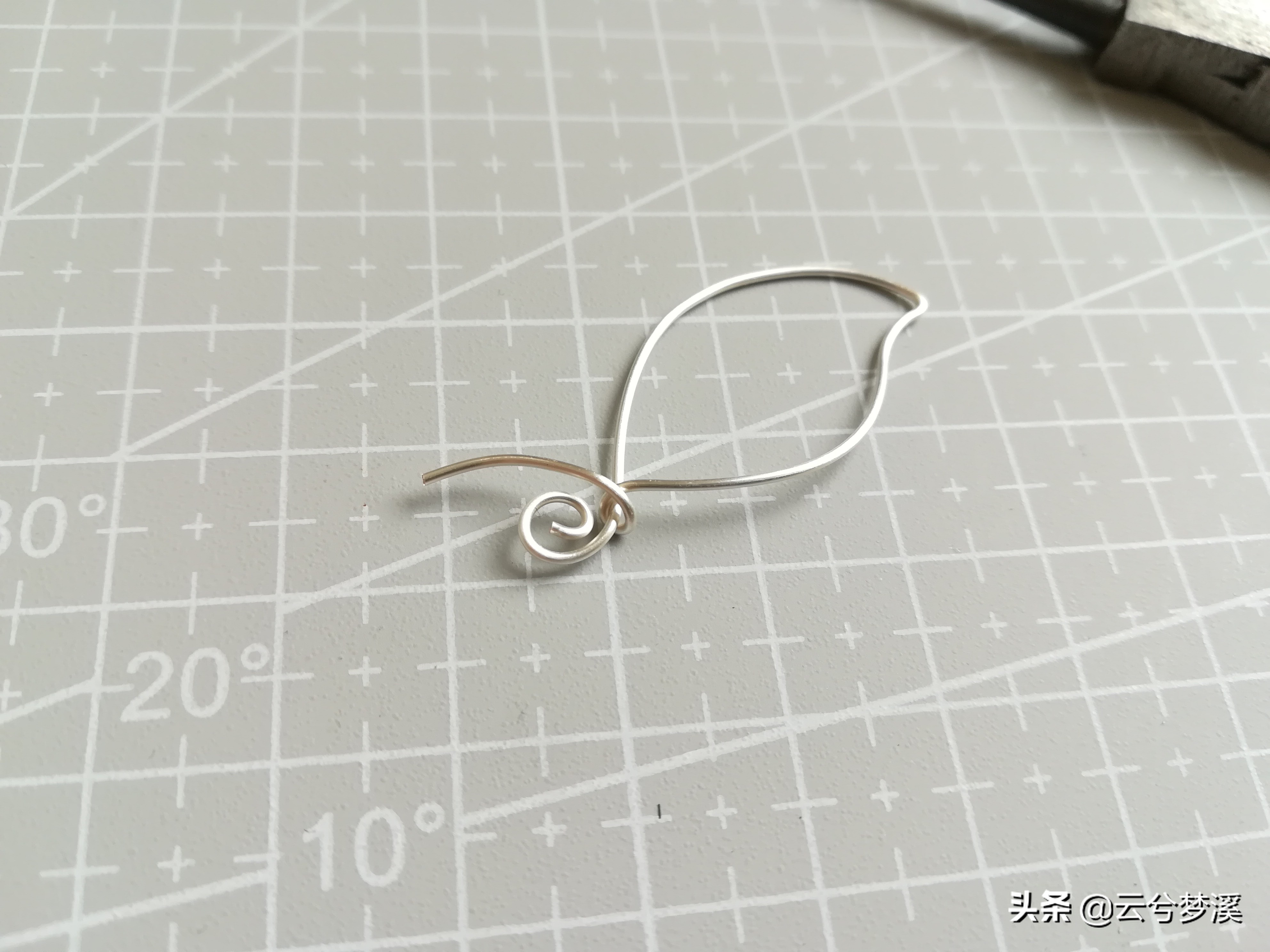 制作一片绿叶将春色戴在身边,一起期待春暖花开