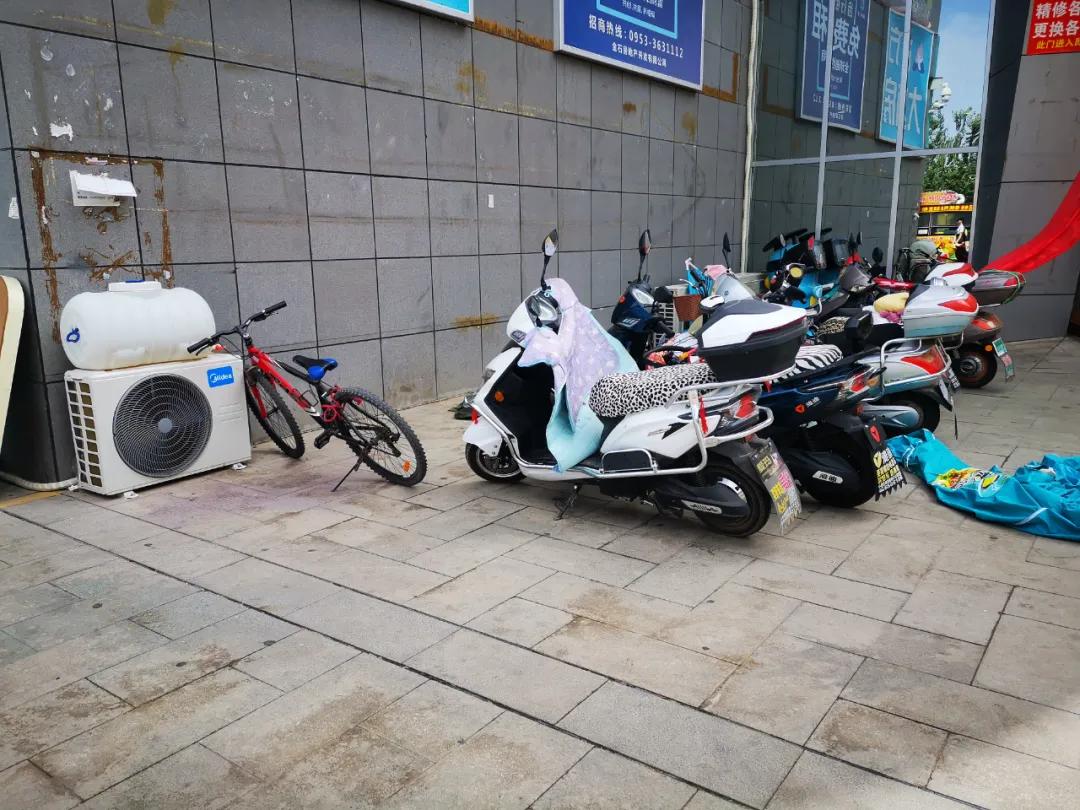 创城曝光台|新百广场秩序混乱问题依旧