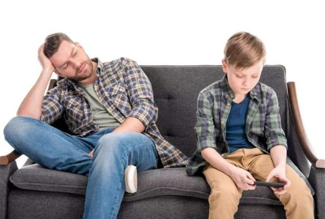 一写作业就哭闹的孩子该怎么教育,一写作业就睡觉的孩子咋办