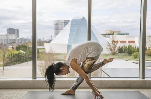 如何拉伸小腿肌肉瑜伽,瑜伽怎么松解小腿