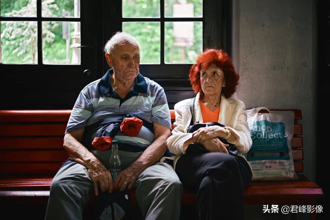 35mm和50mm哪个拍人像好,35mm拍人像广角