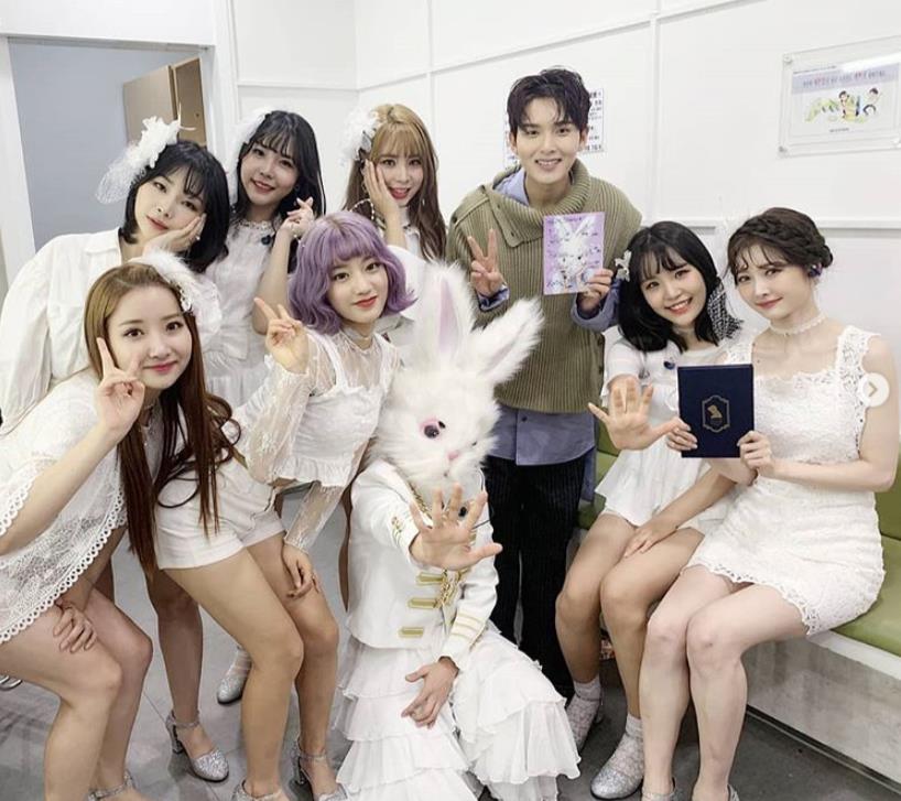 新女团公约要拿Billboard一位，网友：一辈子都要带着面具了？