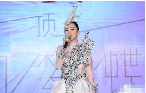 萨顶顶假唱转话筒事件结果,萨顶顶有实力为什么要假唱