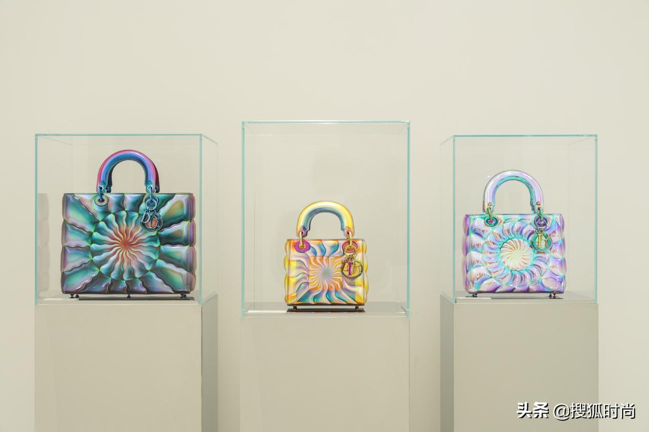 究竟是什么神仙合作款，让卢靖姗和章若楠不断为它打Call？