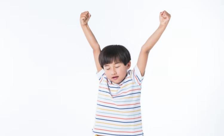 孩子总是抖脚是怎么回事,为什么小孩会频繁抖头发