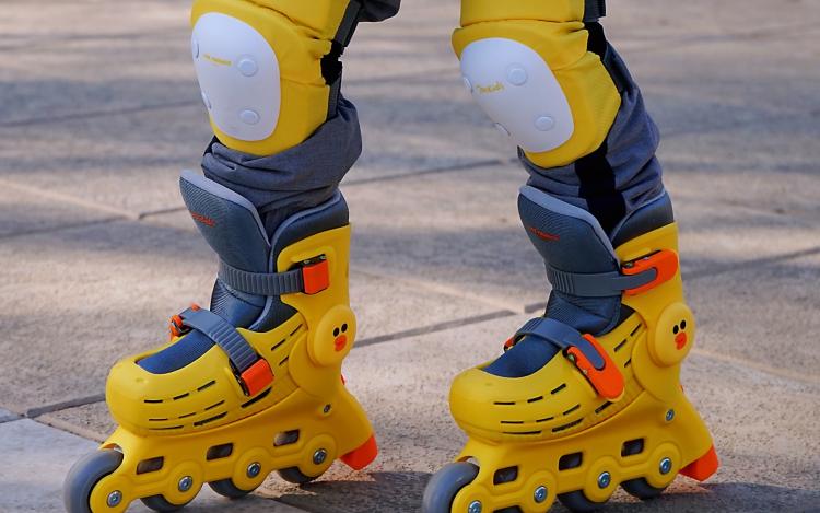 柒小佰轮滑鞋儿童6-12岁,轮滑就该这么玩