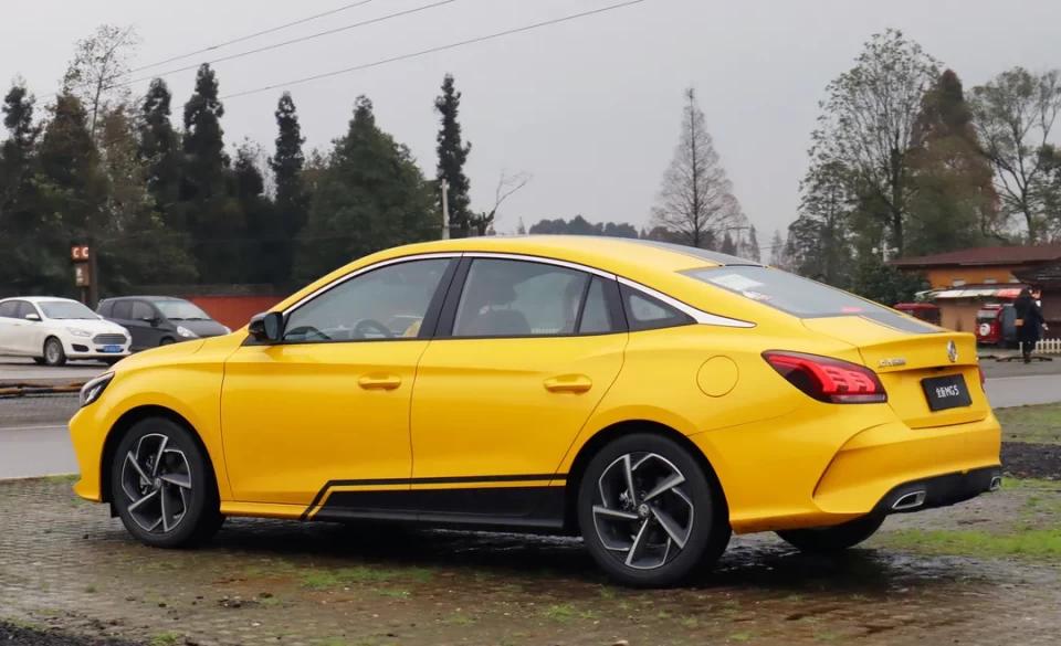 试驾名爵mg5手动挡红色,试驾名爵mg1.5