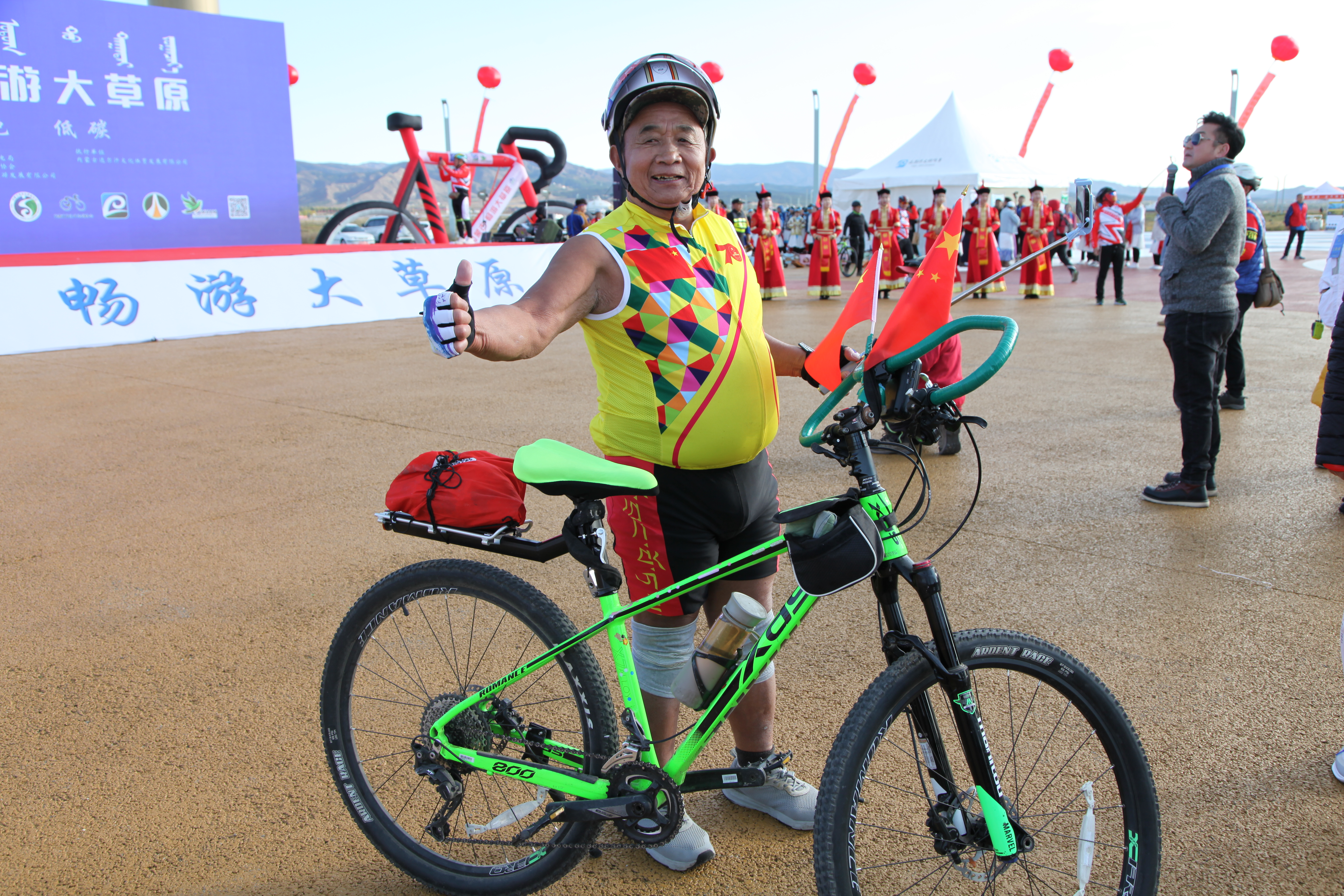 首届“骑行内蒙古畅游大草原”骑游比赛13日在呼和塔拉开赛