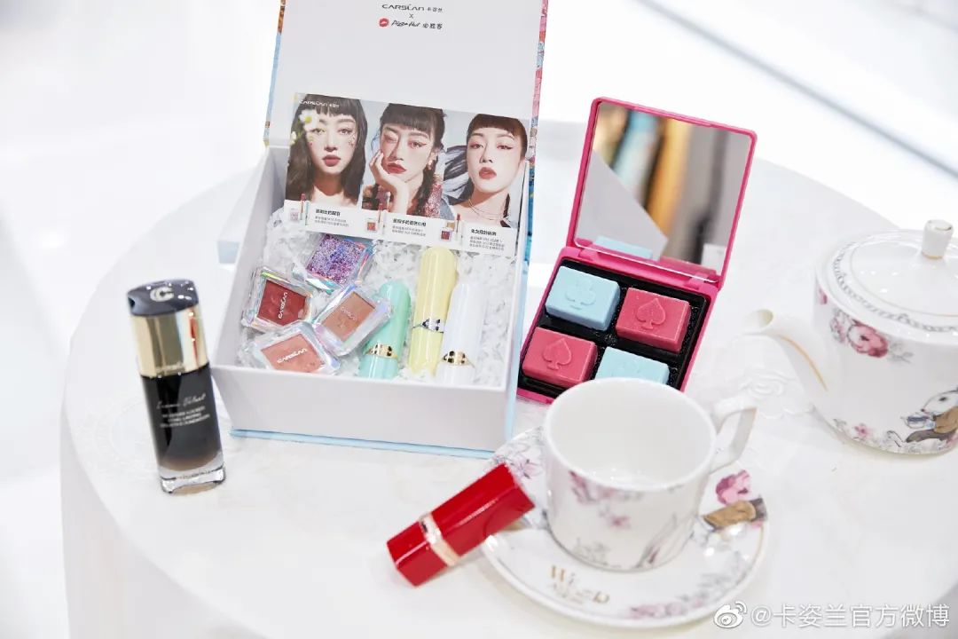 卡姿兰x必胜客的“下午茶”主题彩妆包装,梦回爱丽丝