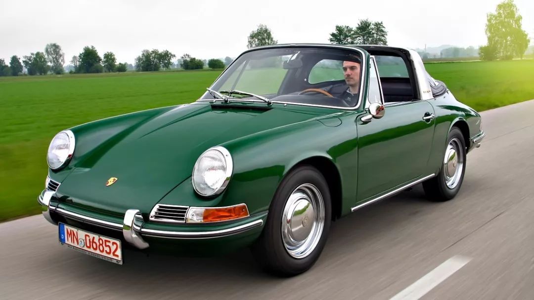 用保时捷911来存粮食，在瑞士连松鼠的生活品质都那么高