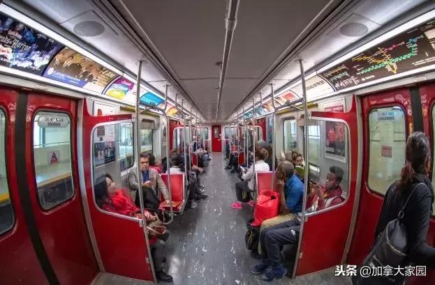 加拿大地铁上有变态强迫妹子看“*体下**”！你手机这个功能关了吗？