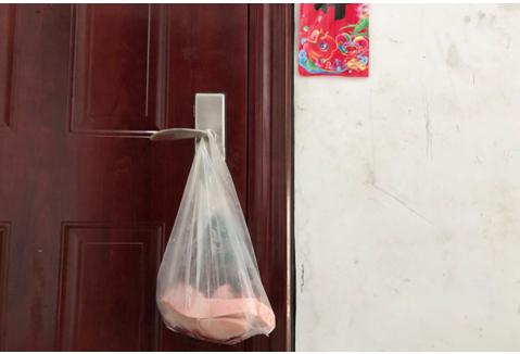 疫情期间特殊群众送温暖,春节期间社区为隔离户送温暖